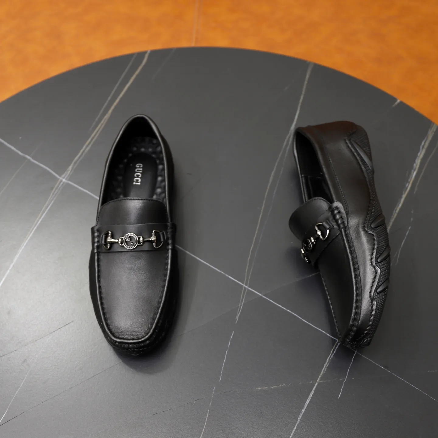 Ex-factory price: 400💰🙅‍♂️🙅‍♂️🙅‍♂️ Brand: Gucci GuCCI Standard code: Men's code 38-44 (45 can be customized) Grade: Same as the official website Material: Original leather stitching and hand stitching Comfortable and wear-resistant outsole Style category: Men's fashionable casual slip-on shoes Distinguished big-name luxury elements Top luxury Color: Color of the actual picture